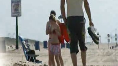 A rajta lévő feleség átlát a bikinin amator maszti