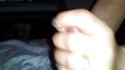 egy forró amatőr baszás szőke menyecske maszturbál a punciját, miközben cigarettázik